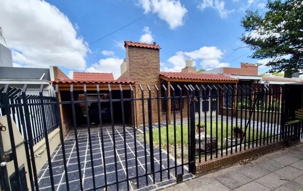 VENTA Casa Barrio Poeta Lugones. 4 Dormitorios, 2 Baños, 250m2